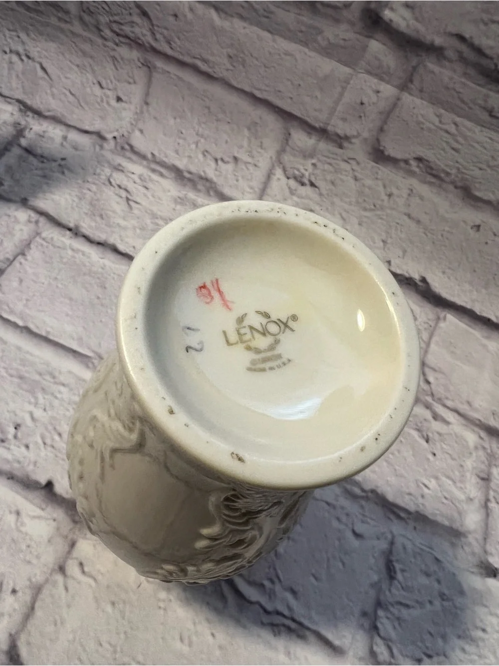 Vintage Lenox Georgian Collection Ivory Vase with 24K gold trim
